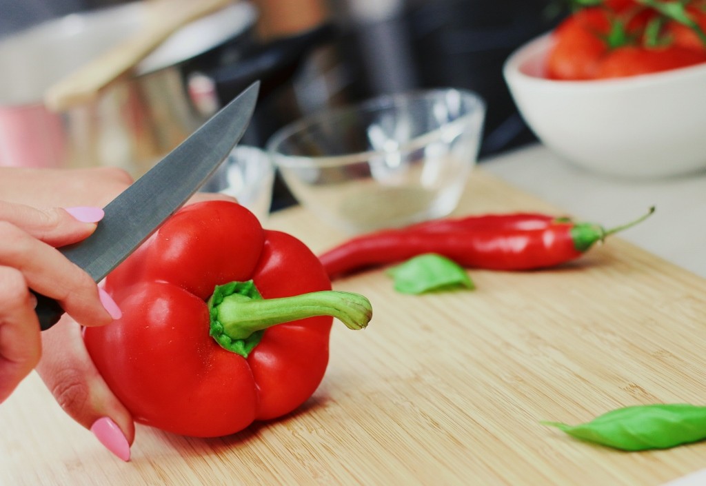 kitchen-cutting-board-cooking-bell-pepper (1024x705)